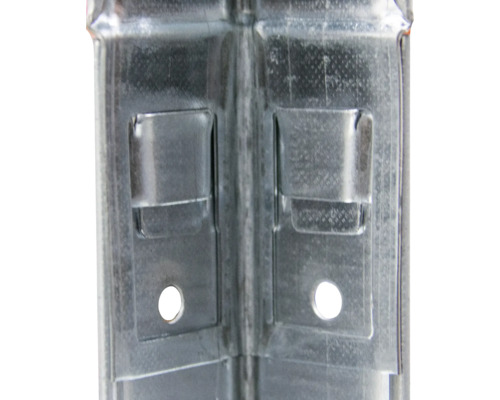 Detailansicht eines Eckprofils aus Metall mit Löchern und Halterungen