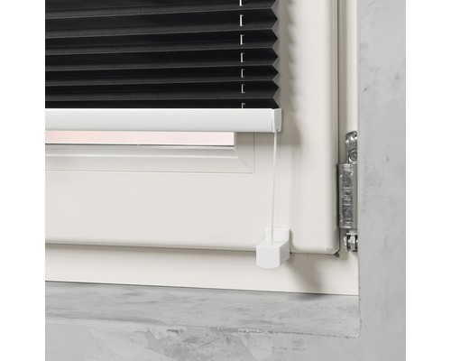 Detailaufnahme eines schwarzen Faltstores am Fenster