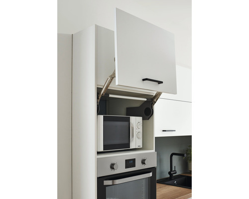 Küchenszene mit hochklappbarem Hängeschrank, Mikrowelle und Backofen