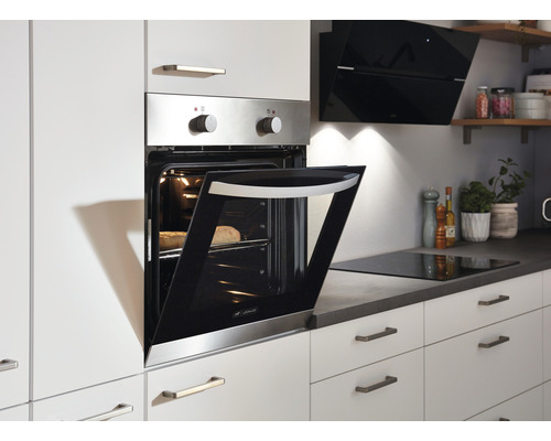 Einbauherd mit geöffneter Tür in einer modernen Küche