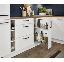 Küchenzeile mit Auszugschrank, Schubladen und Regalfächern zur Aufbewahrung