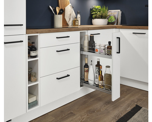 Küchenzeile mit Auszugschrank, Schubladen und Regalfächern zur Aufbewahrung