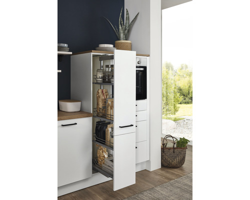 Küchenszene mit offenem Küchenschrank und Auszug