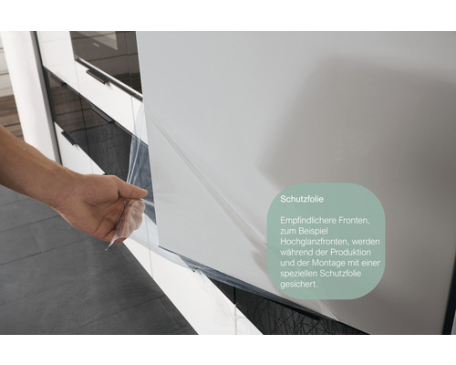 Schutzfolie auf einer Küchenfront.