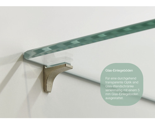 Glasregal mit silberfarbener Halterung an einer Wand