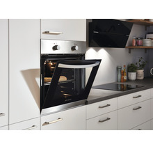 Einbaubackofen mit geöffneter Tür in einer modernen Küche.