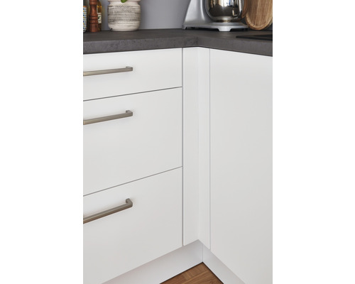 Küchenansicht mit weißen Schränken und Schubladen