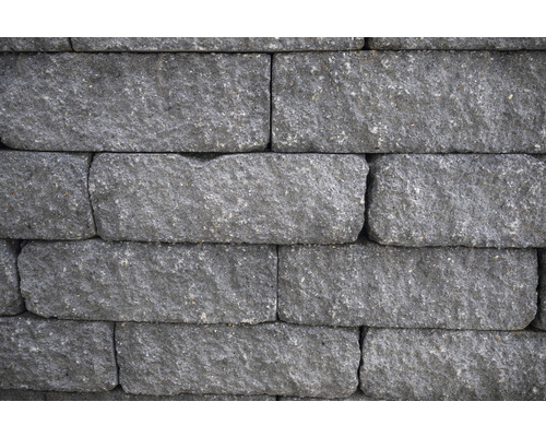Mauer aus grauen Betonsteinen