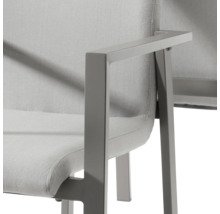 Detailansicht eines Armlehnstuhls mit Textilsitzfläche und Metallgestell