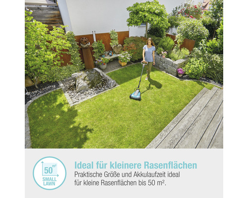 Eine Frau benutzt einen Rasenlüfter in einem Garten mit Rasenfläche