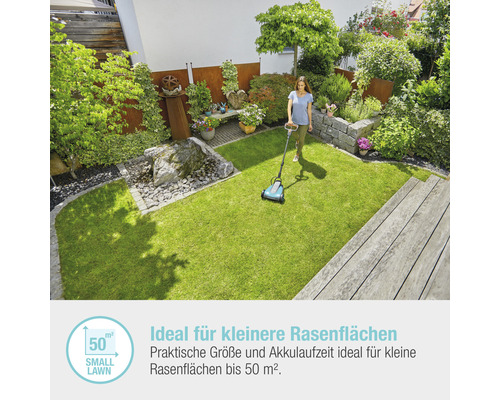 Frau benutzt Rasenlüfter im Garten