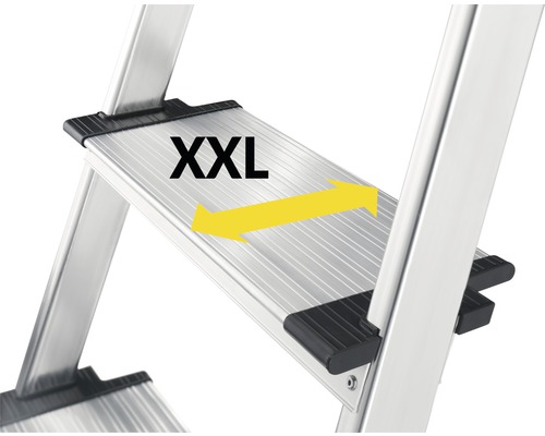 Detailansicht einer Trittstufe einer Leiter mit der Aufschrift XXL und einem Pfeil, der die Breite der Stufe hervorhebt.