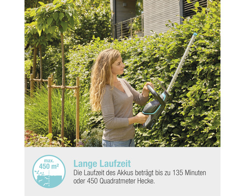 Frau schneidet Hecke mit Akku-Heckenschere im Garten