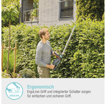 Ein Mann schneidet eine Hecke mit einer Heckenschere.