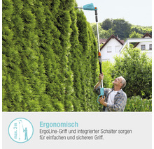 Mann schneidet Hecke mit einer elektrischen Heckenschere mit Teleskopstiel