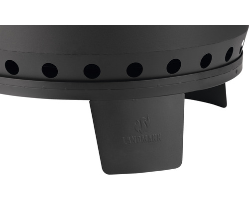 Detailansicht einer Feuerstelle mit Belüftungsöffnungen und einem Standbein mit Landmann Logo.