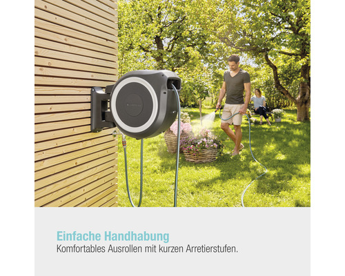 Wand-Schlauchbox mit Gartenschlauch im Einsatz zum Blumengießen im Garten.