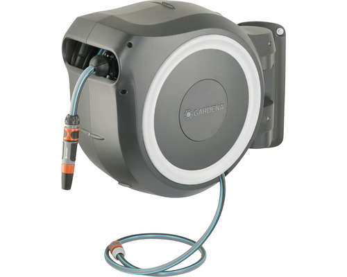 Gartenschlauchbox mit montiertem Schlauch und Anschlussstück