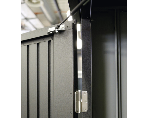 Detailansicht eines Gartenschrankes mit Türscharnier und Gasdruckfeder