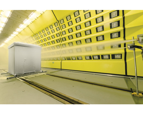 Spritzkabine mit Metallgehäuse in Lackieranlage