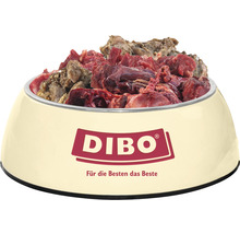 Futternapf gefüllt mit rohem Hundefutter der Marke Dibo