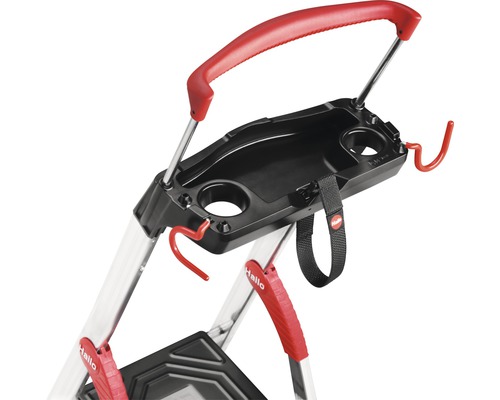 Detailansicht einer Trittleiter mit Ablage und Haltegriff