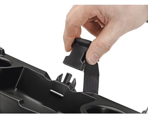 Detailansicht einer schwarzen Werkzeugkiste mit Verschlussmechanismus und Hand