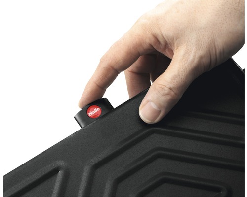 Hand betätigt Verriegelung einer schwarzen Trittstufe mit Hailo Logo