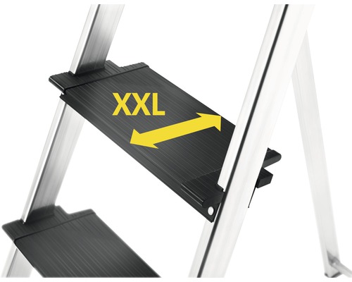 Detailansicht einer Aluminium-Trittleiter mit extra breiter Stufe und XXL Kennzeichnung.