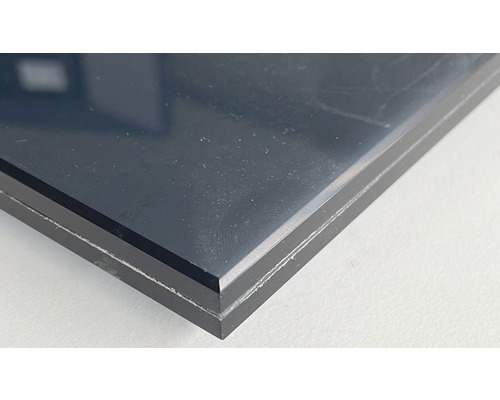 Acrylglasplatte in dunkler Farbe im Detail