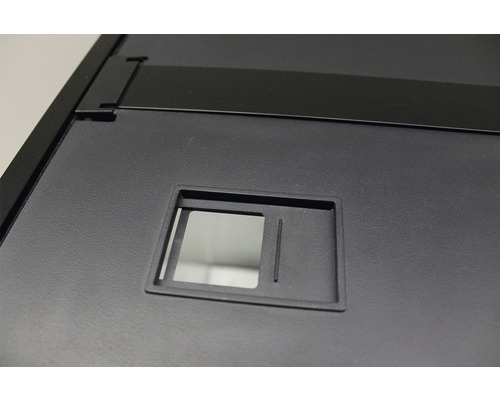 Detailansicht einer schwarzen Aquariumabdeckung mit Ausschnitt