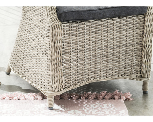 Detailansicht eines Rattansessels mit Sitzkissen