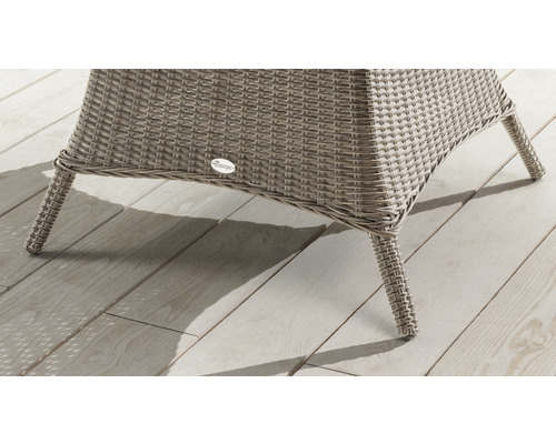 Detailansicht eines Rattanmöbelstücks mit vier Beinen