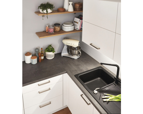 Moderne Küche mit weißer Küchenzeile, dunkler Arbeitsplatte und Regalen an der Wand