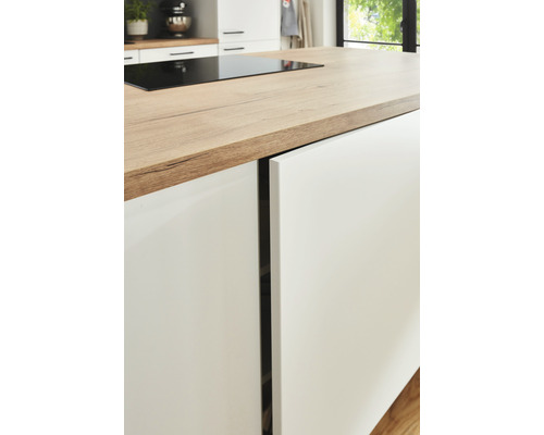 Kücheninsel mit Kochfeld und weißen Schrankfronten