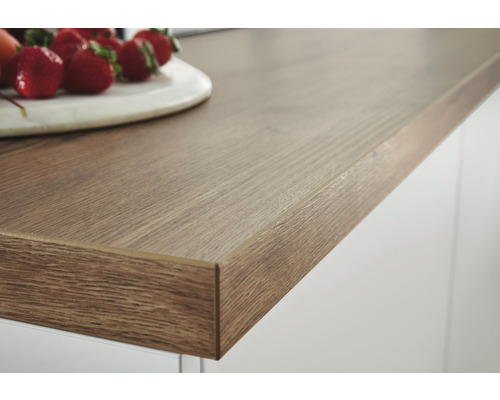 Detailaufnahme einer Arbeitsplatte mit Holzoptik in einer Küche.