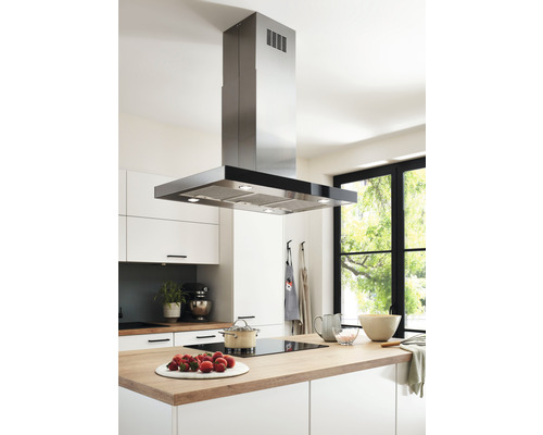 Dunstabzugshaube aus Edelstahl in einer hellen Küche