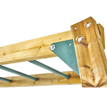 Detailansicht einer Sprossenwand aus Holz mit Sprossen.