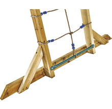 Detailansicht eines Spielturms mit Kletternetz, Sprossen und Holzpfosten