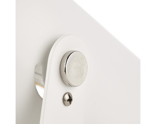 Detailaufnahme eines weißen Objekts mit Metallelementen