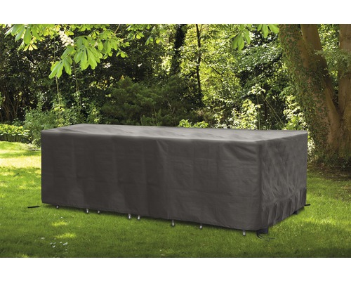 Gartentisch mit Schutzhülle auf einer Wiese