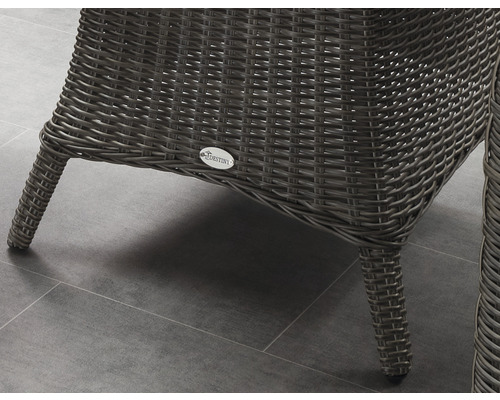 Detailansicht eines Rattanmöbelstücks mit Füßen und Destiny Logo