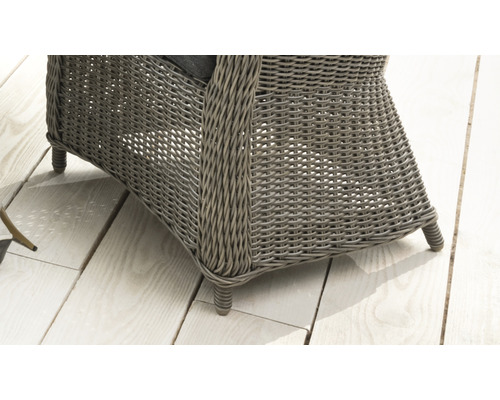 Detailansicht eines Rattansessels mit Füßen