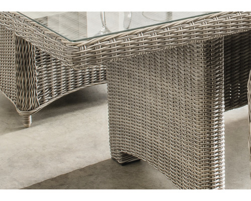 Detailansicht eines Rattantisches mit Glasplatte