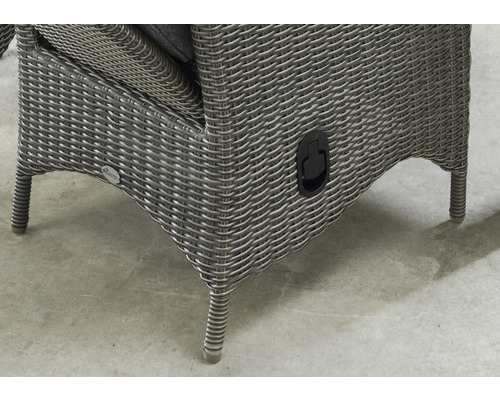 Detailansicht eines Rattansessels mit Beinen und Verstellmechanismus