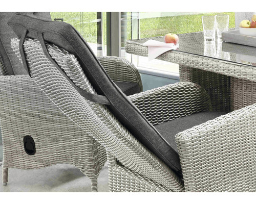 Nahaufnahme eines Gartensessels mit Rattanoptik und Polster