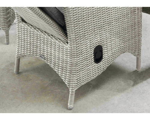 Detailansicht eines Rattansessels mit verstellbarer Rückenlehne und Polster