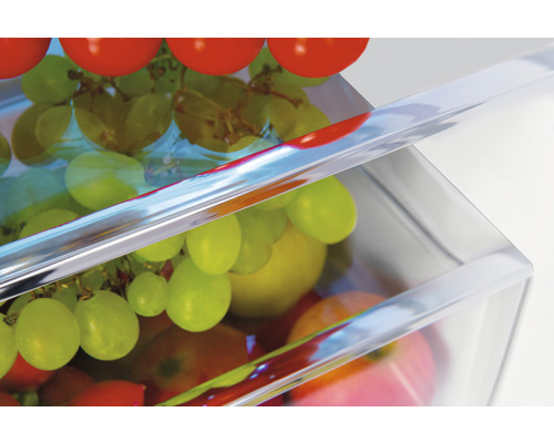 Detailansicht eines Kühlschranks mit Obst und Gemüse in transparenten Schubladen