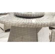Detailansicht eines Gartentisches mit Glasplatte und Rattanstruktur