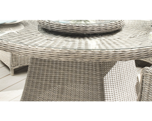 Detailansicht eines Gartentisches mit Glasplatte und Rattanstruktur